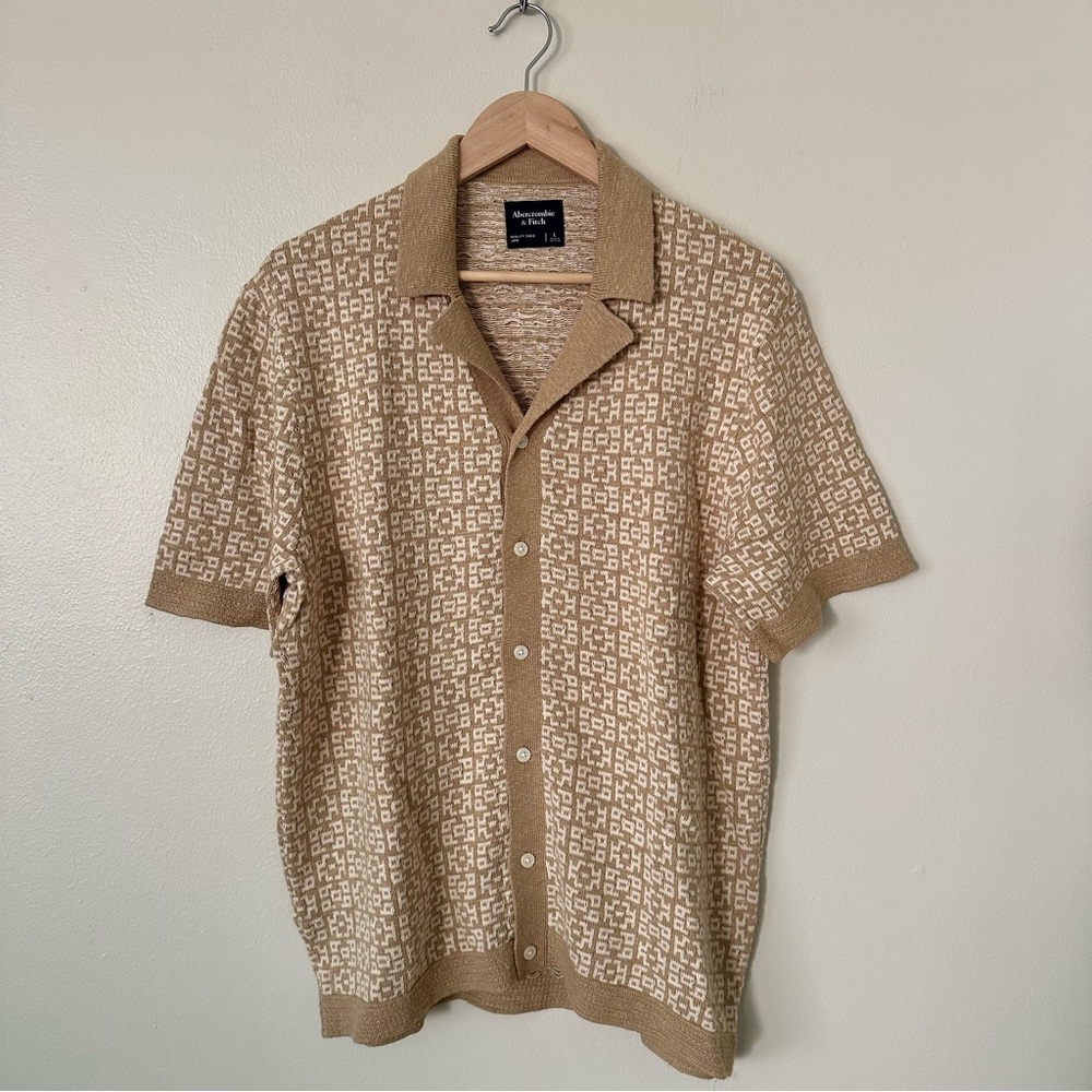 | abercrombie & fitch • tan geometric button down knit polo shirt • large |